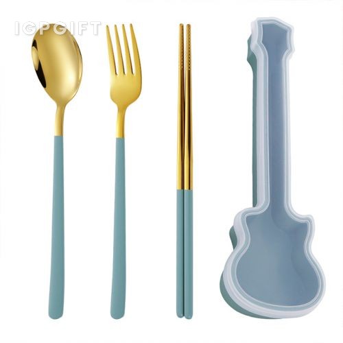 Set tiga keping alat makan mudah alih: sudu, garpu, dan chopstick.