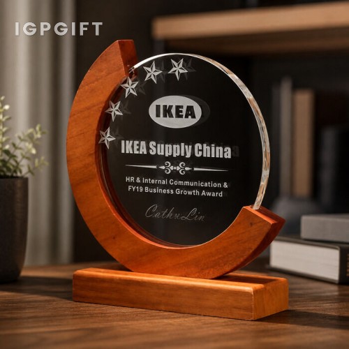 Piala Anugerah dengan Pangkalan Kayu Asli