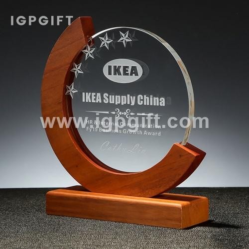 Piala Anugerah dengan Pangkalan Kayu Asli