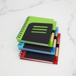 Buku keras berwarna dua dengan pen, mesra alam