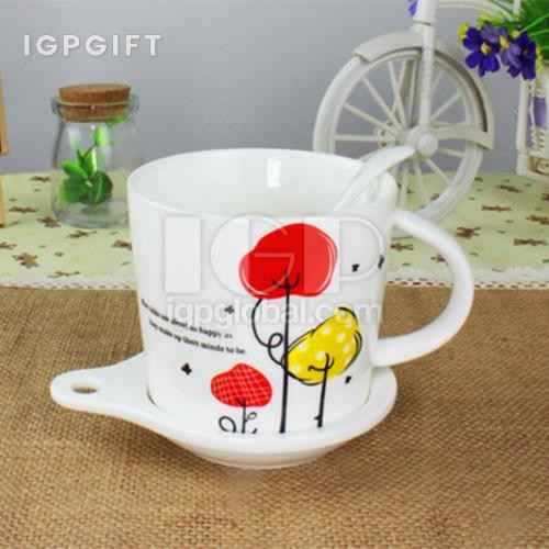 Mug seramik dengan sudu